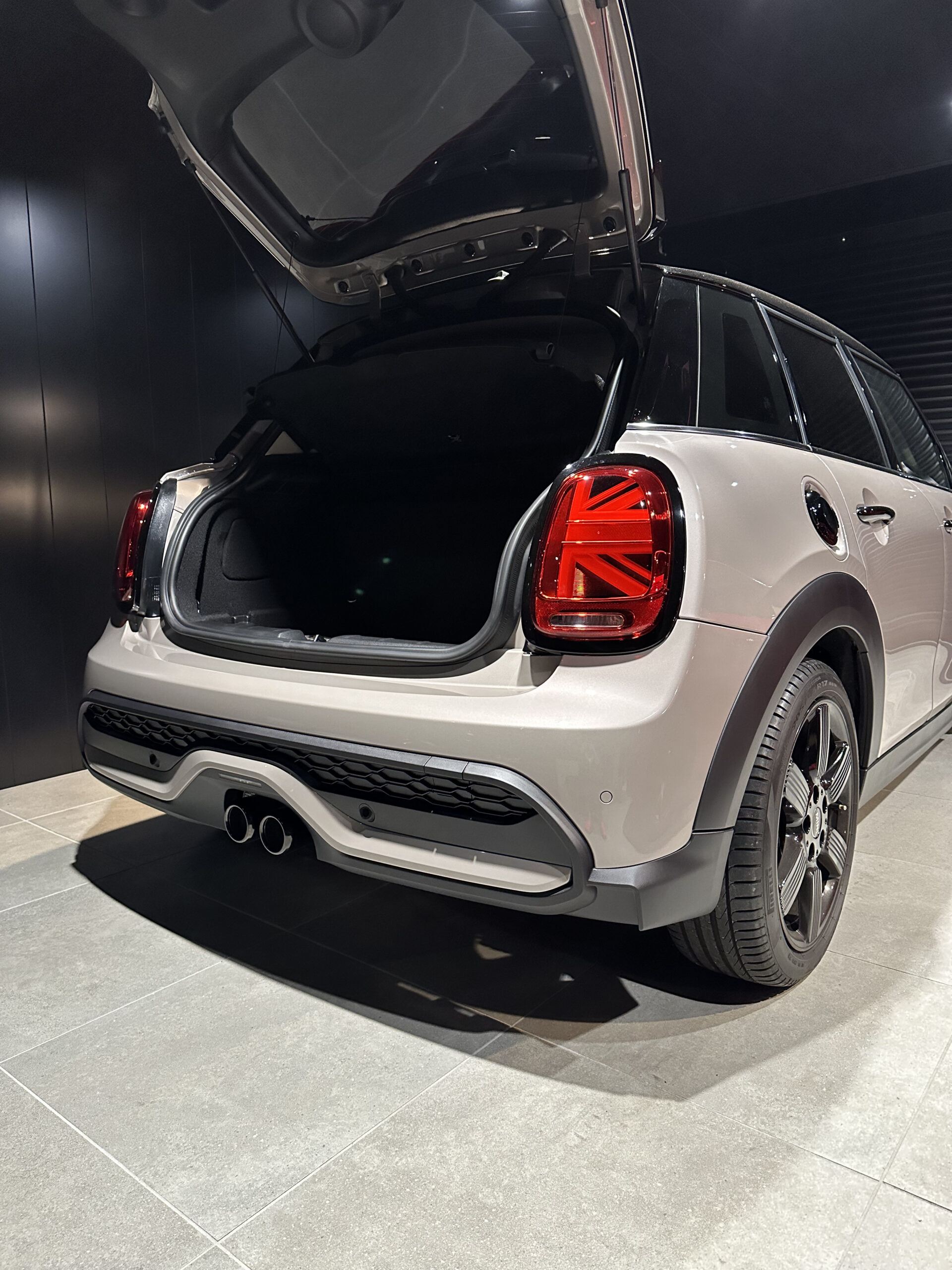 グラフェンコーティング施工後のMINI COOPERのフロントバンパー