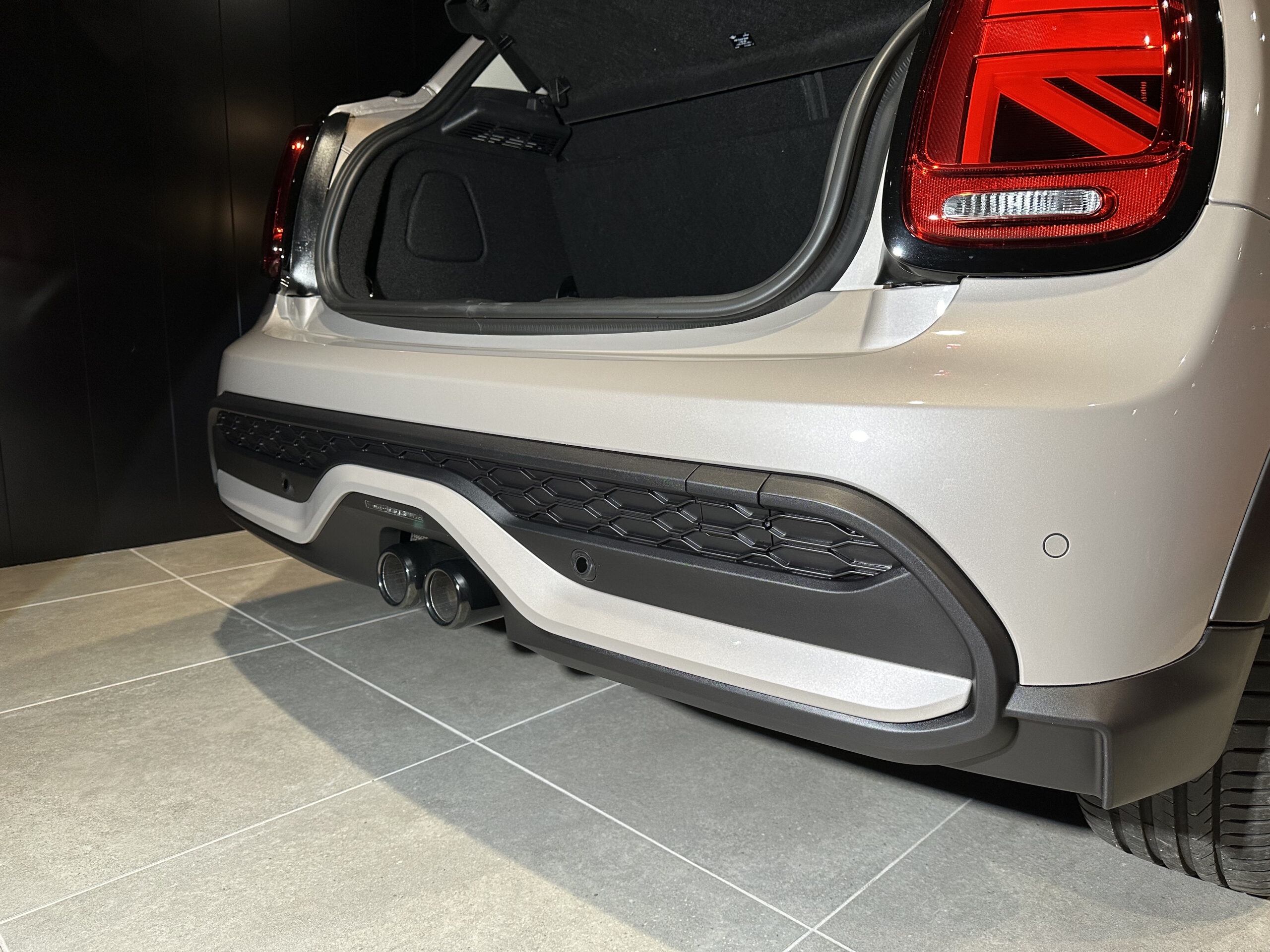 コーティング施工後のMINI COOPERのフロント全体