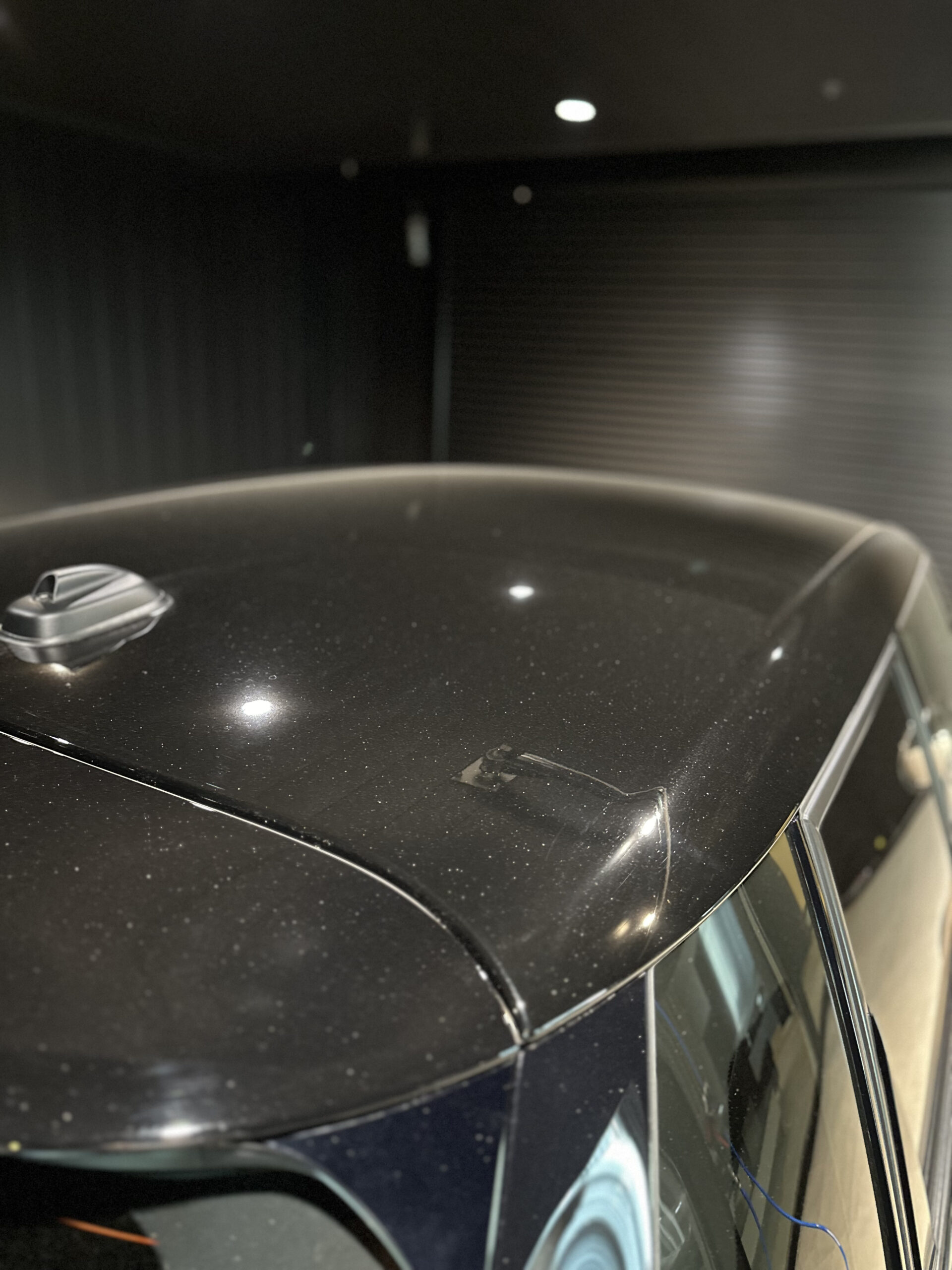 洗車前の MINI COOPER S 5 DOOR のルーフ