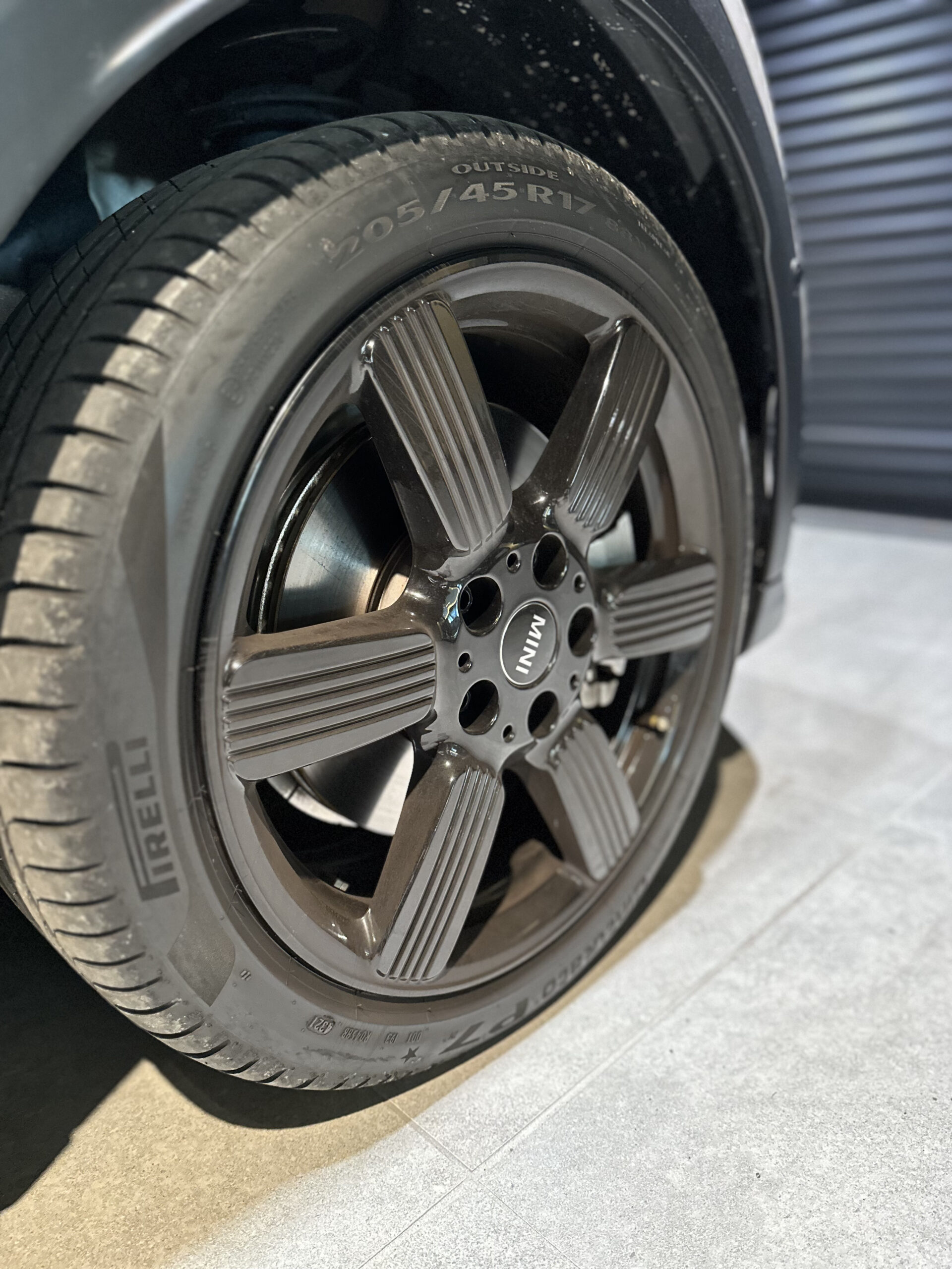 洗車前のホイールとタイヤの汚れ