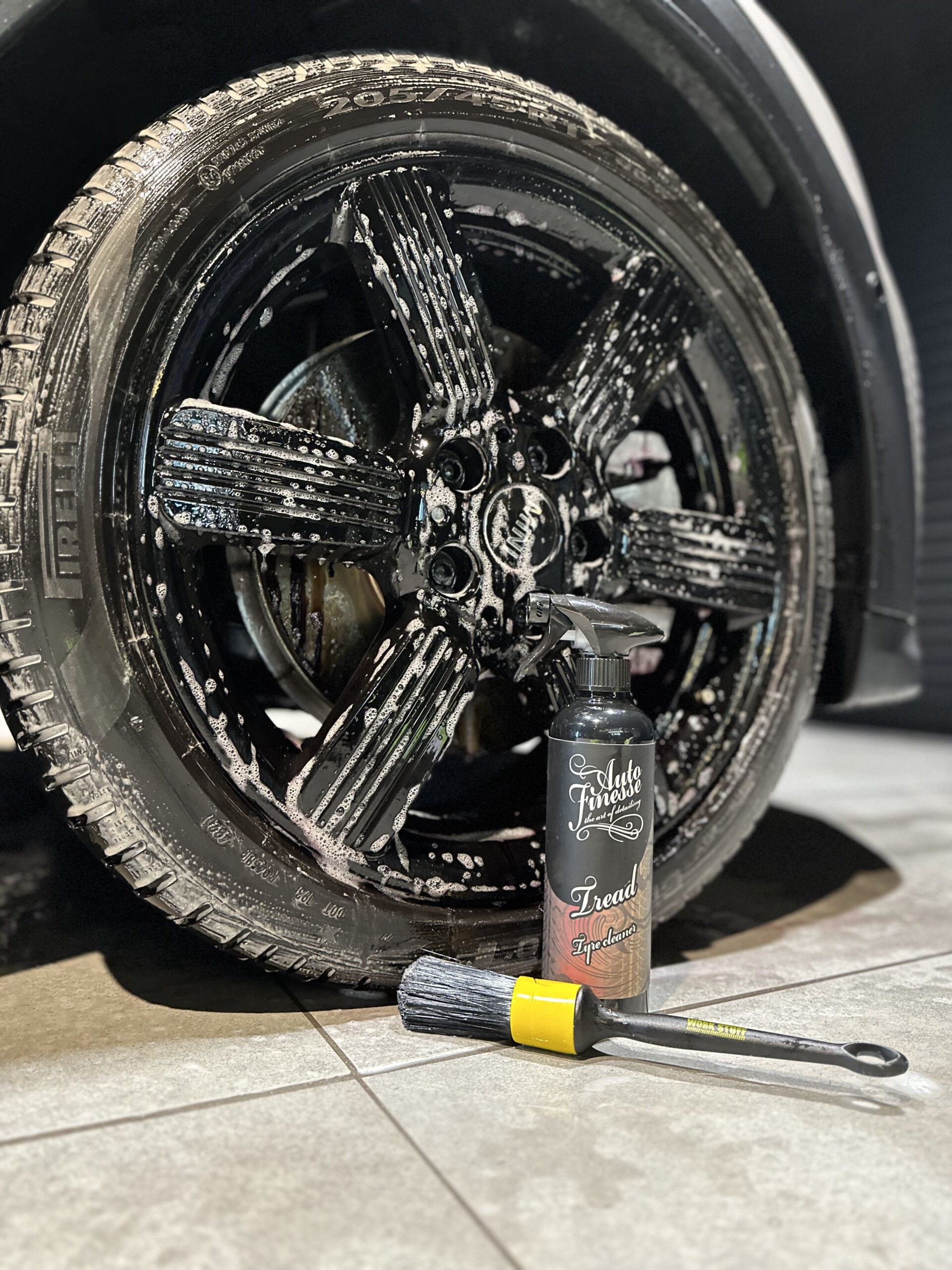 オートフィネス Auto Finesse Tread でタイヤを洗浄
