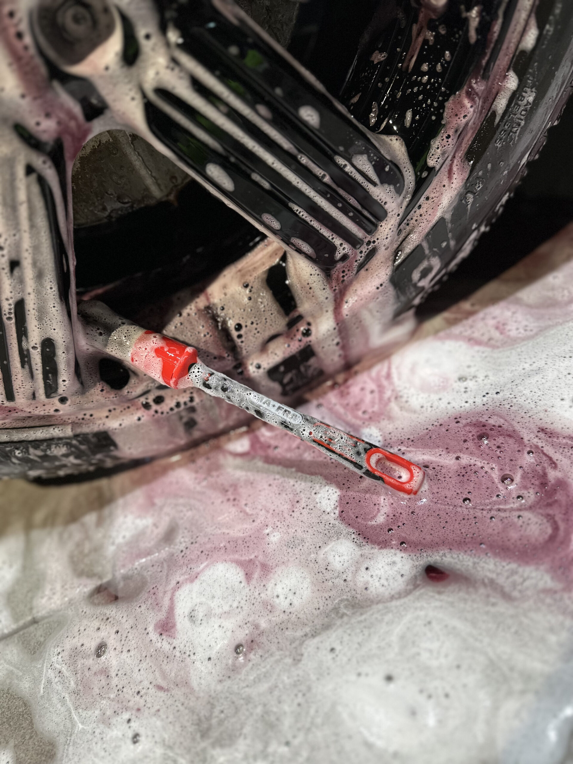 マフラ MA-FRA Detailing Brush Red 24mm でホイールを洗浄