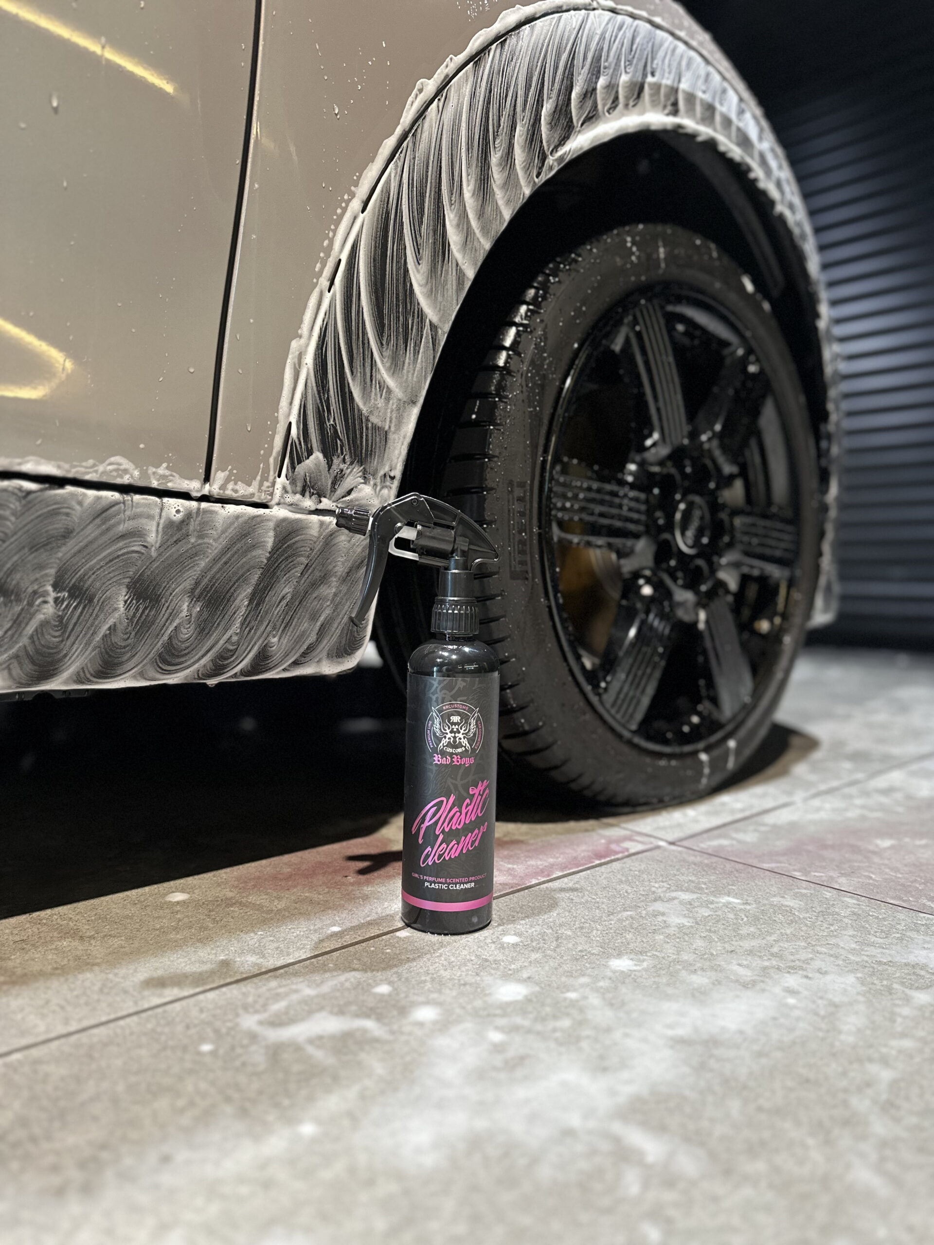 RRカスタムズ BadBoys Plastic Cleaner で樹脂パーツを洗浄