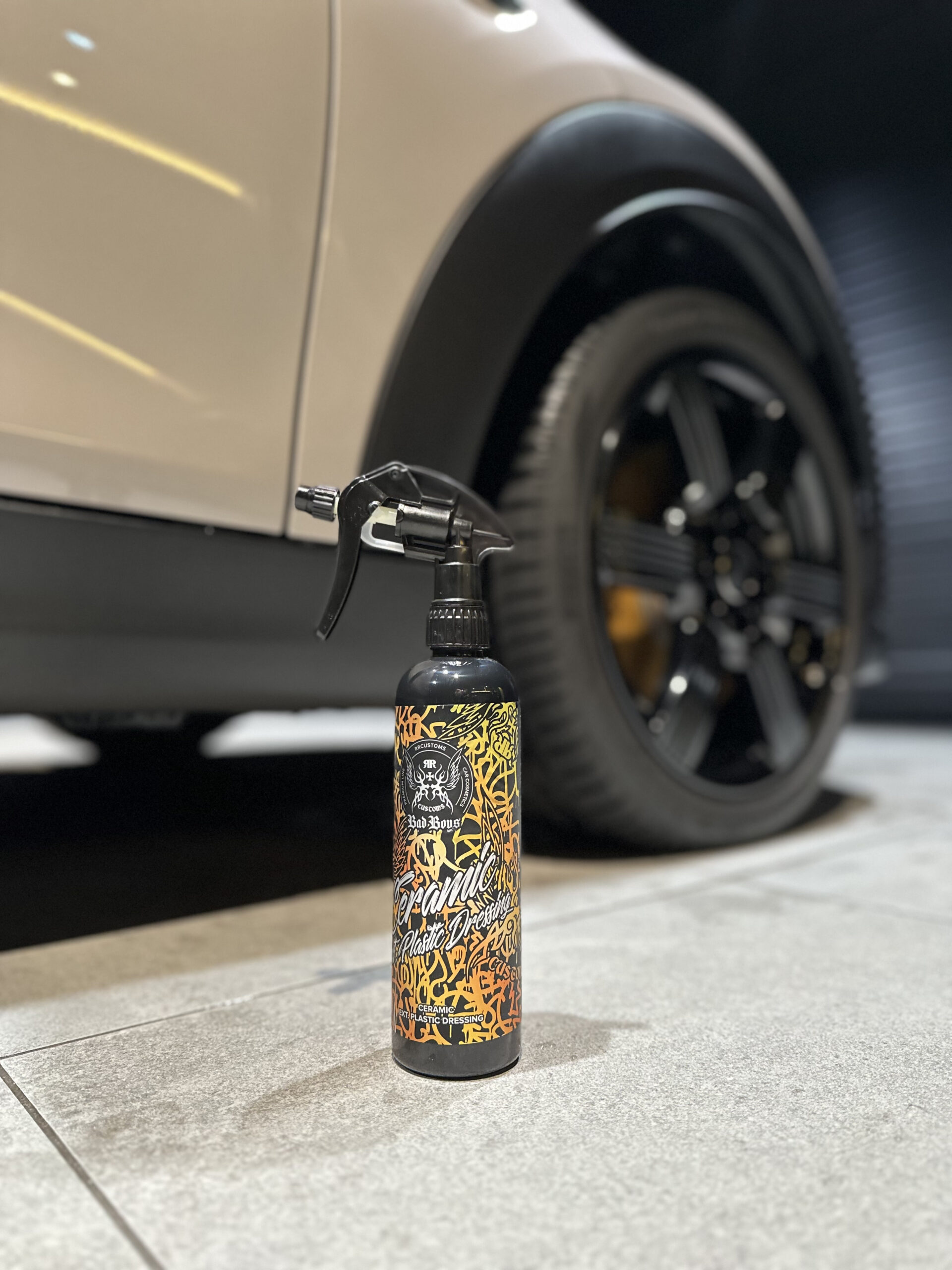 RRカスタムズ BadBoys Ceramic Ext. Plastic Dressing を樹脂パーツへ塗布