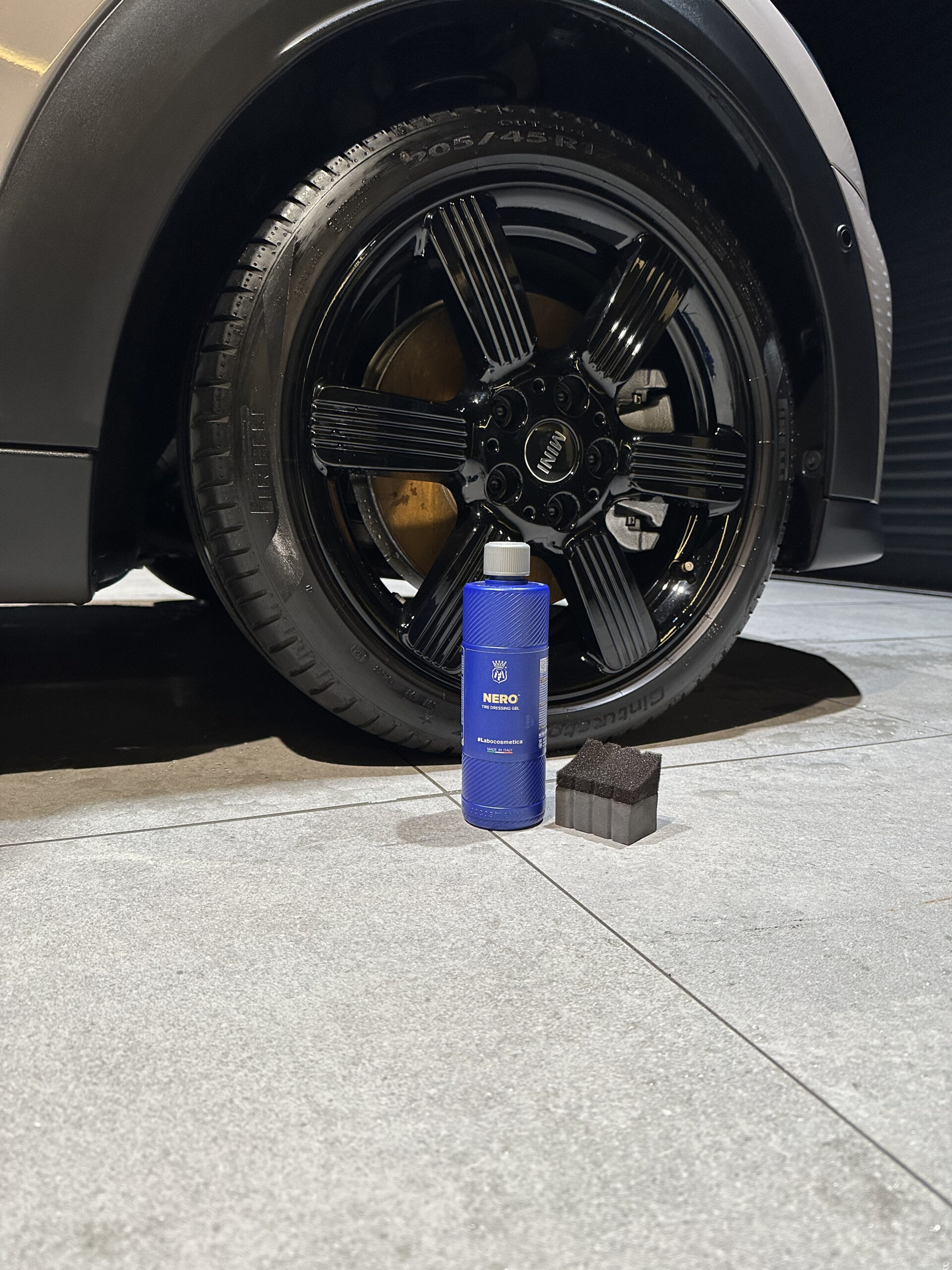 ラボコスメティカ Labocosmetica NERO でタイヤをドレッシング