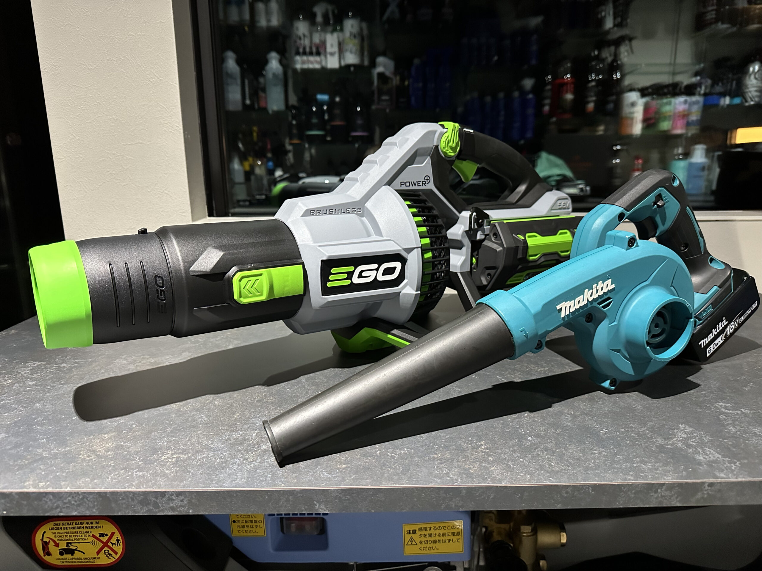 マキタ UB185DZとEGO POWER+ 765 CFMを並べた2台体制