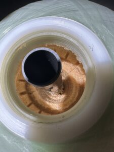 サンエイ化学 カートリッジ純水器35Lのタンク内部に充填されたイオン交換樹脂MB-5（購入時）