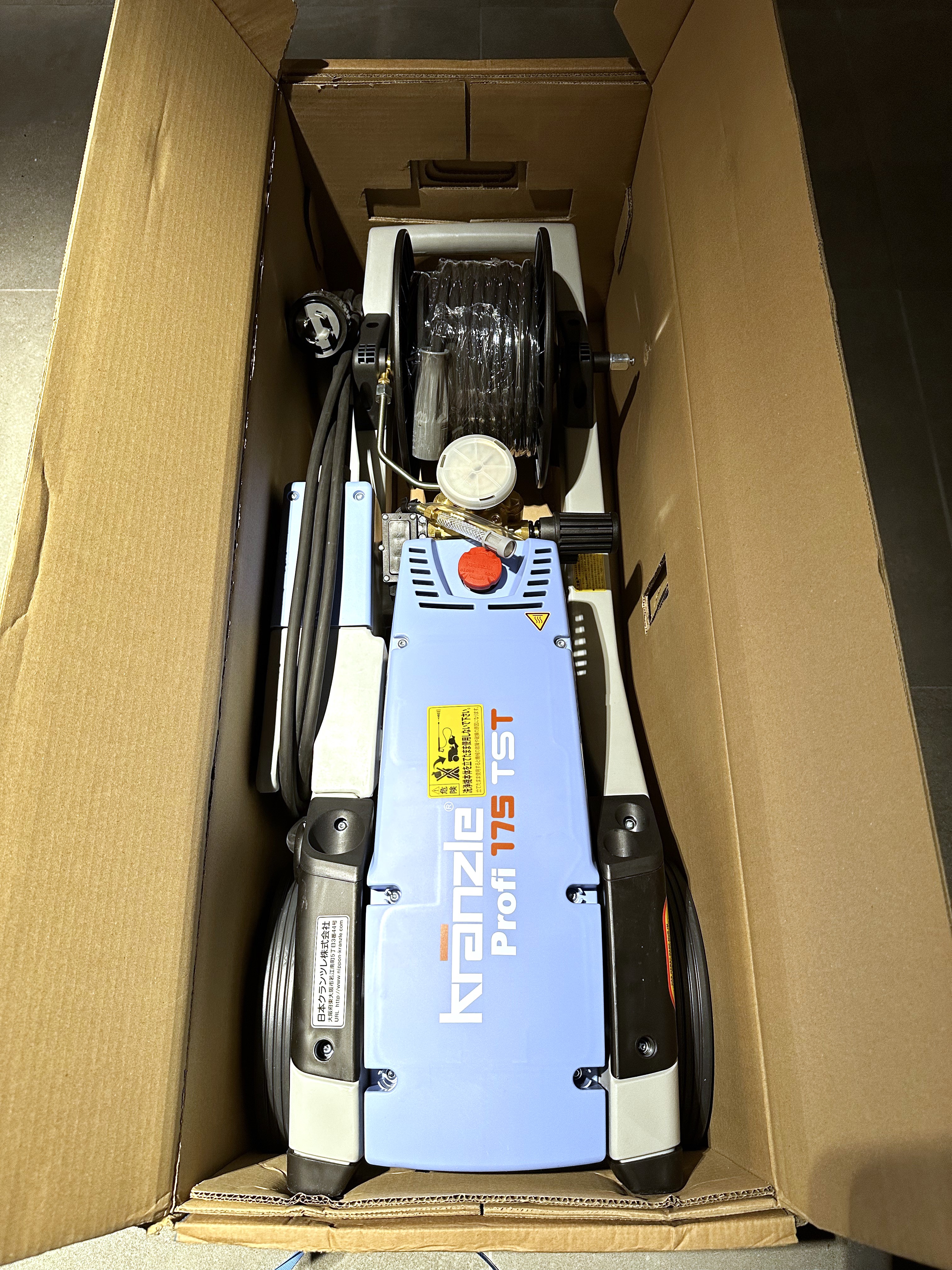 梱包箱の中に収まったKränzle Profi175TSTの本体