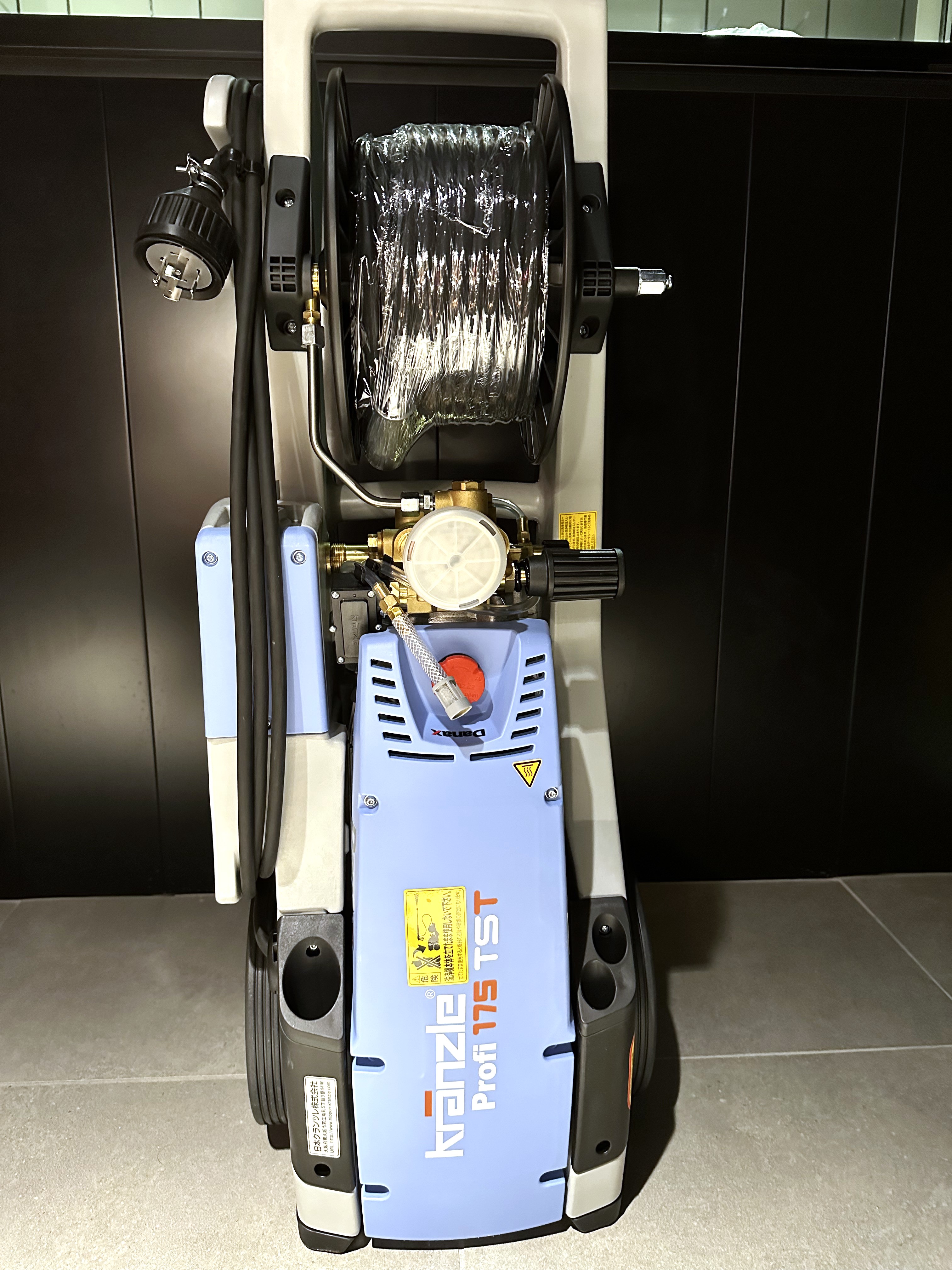 Kränzle Profi175TST 開封後の本体正面。ホースドラムとガンが装着された状態