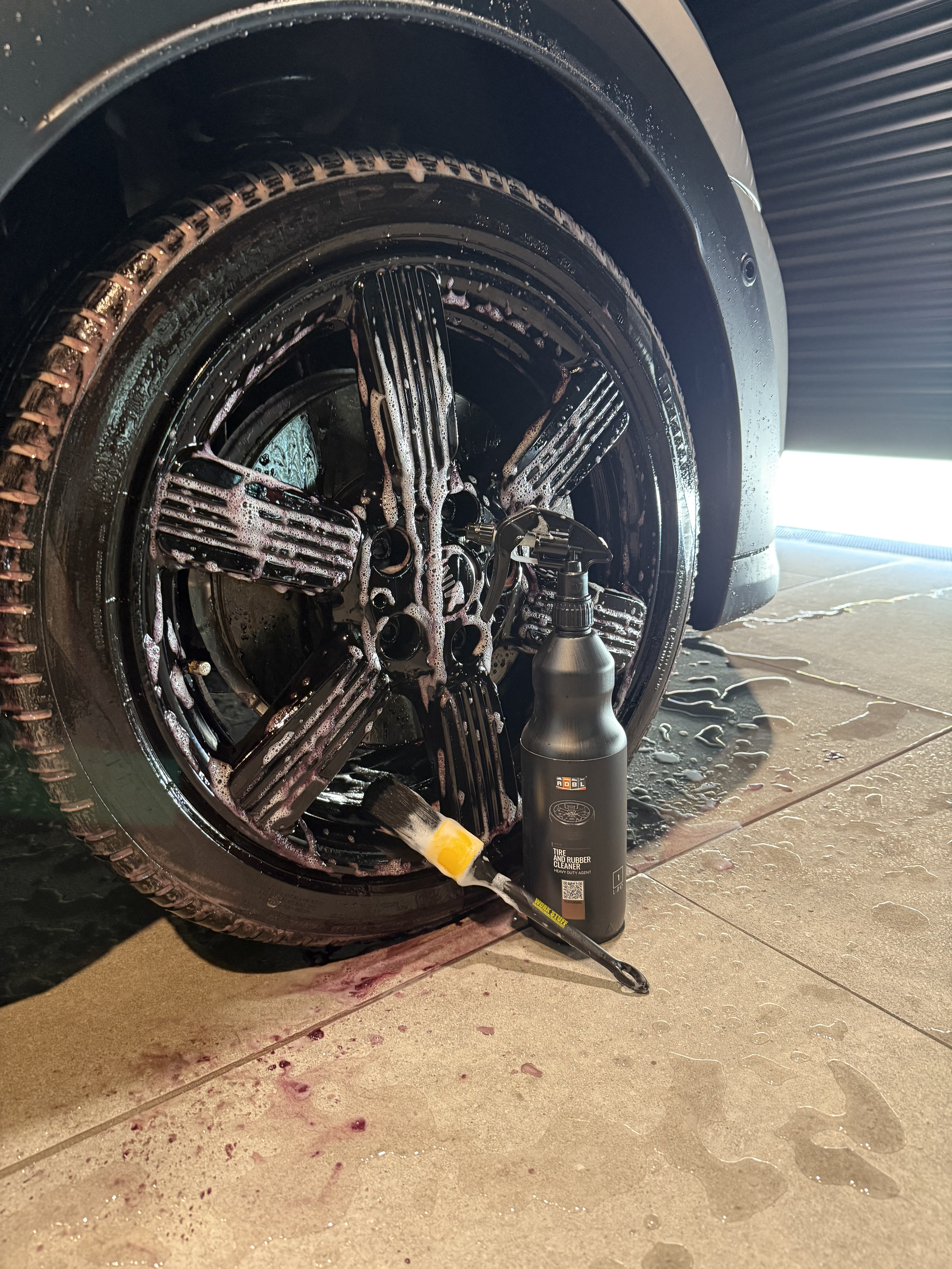 ADBL TIRE AND RUBBER CLEANER でタイヤを洗浄