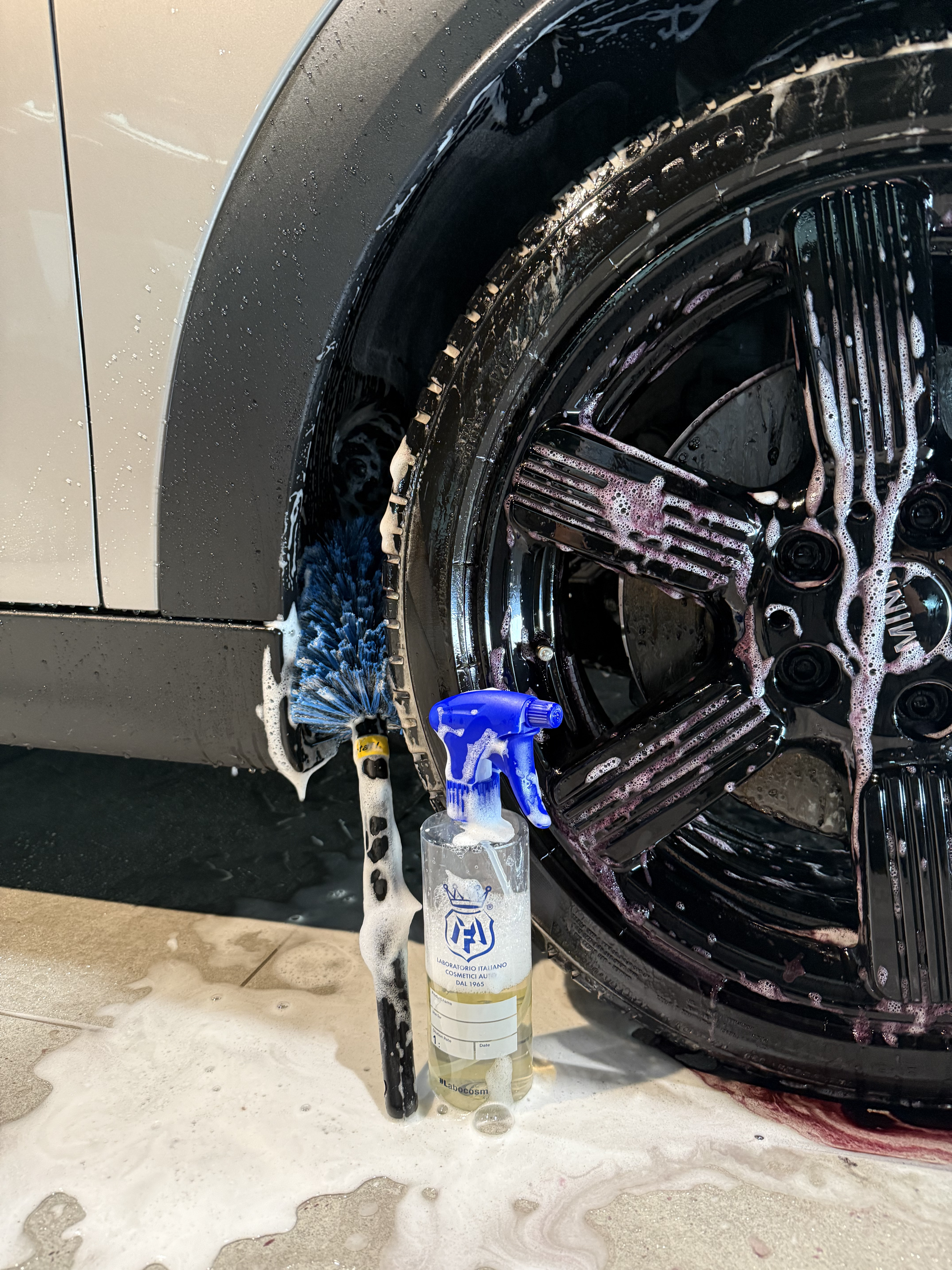 ラボコスメティカ ダクタイル Labocosmetica DUCTILE でタイヤハウスを洗浄