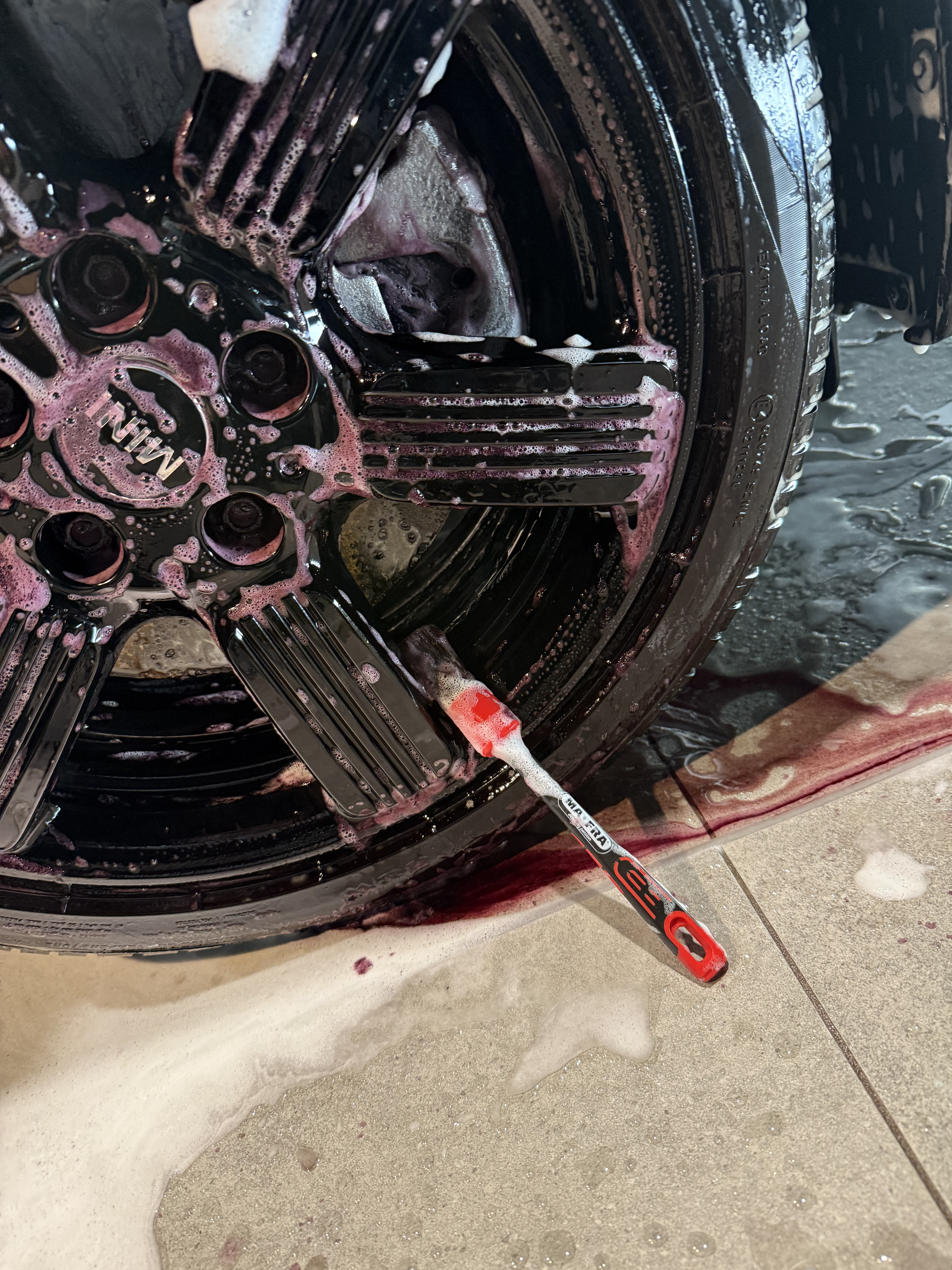 マフラ MA-FRA Detailing Brush Red 24mm でスポークを洗浄