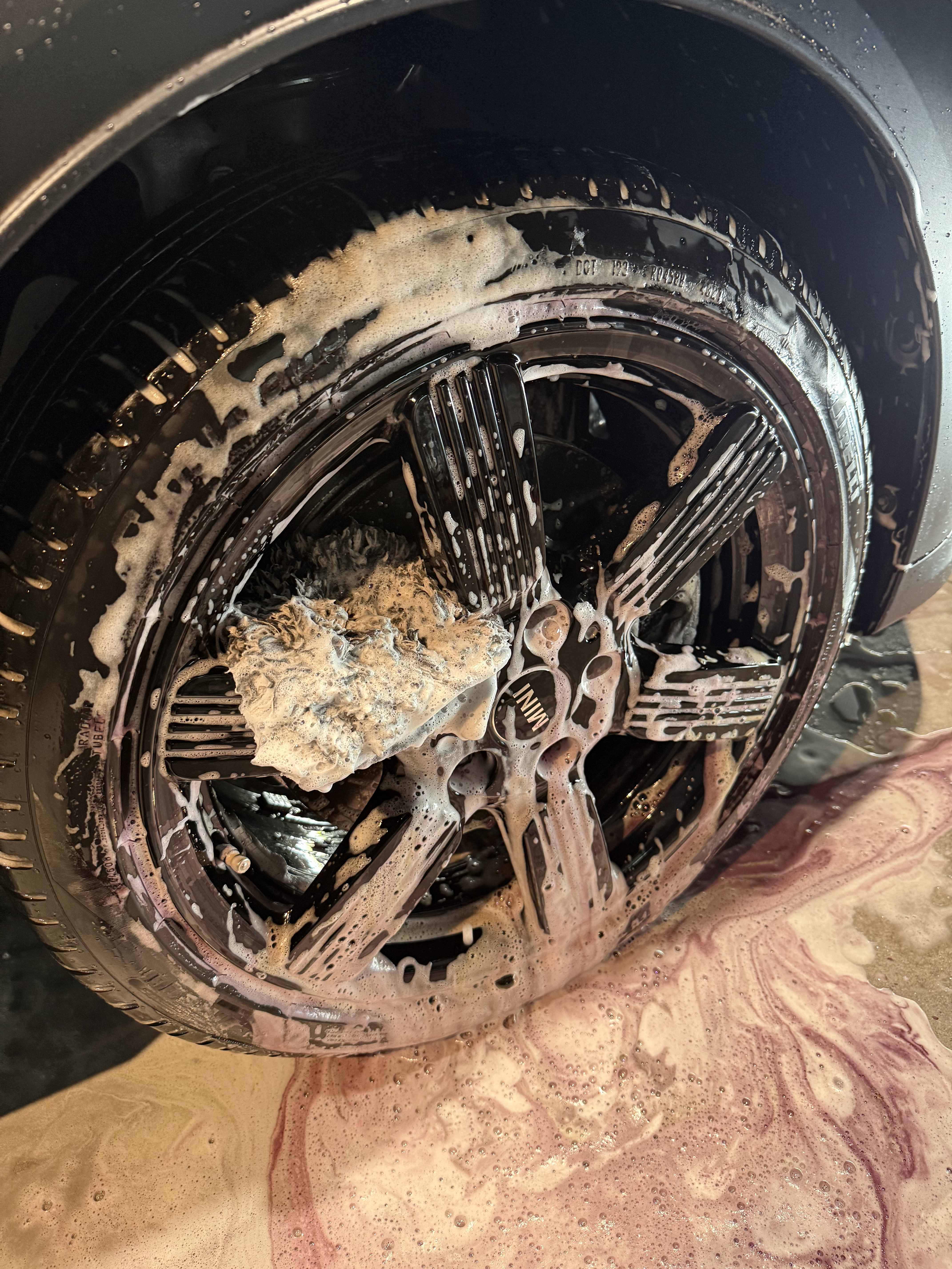 ワークスタッフ WORK STUFF HURRICANE WHEEL MITT でホイール表面を洗浄