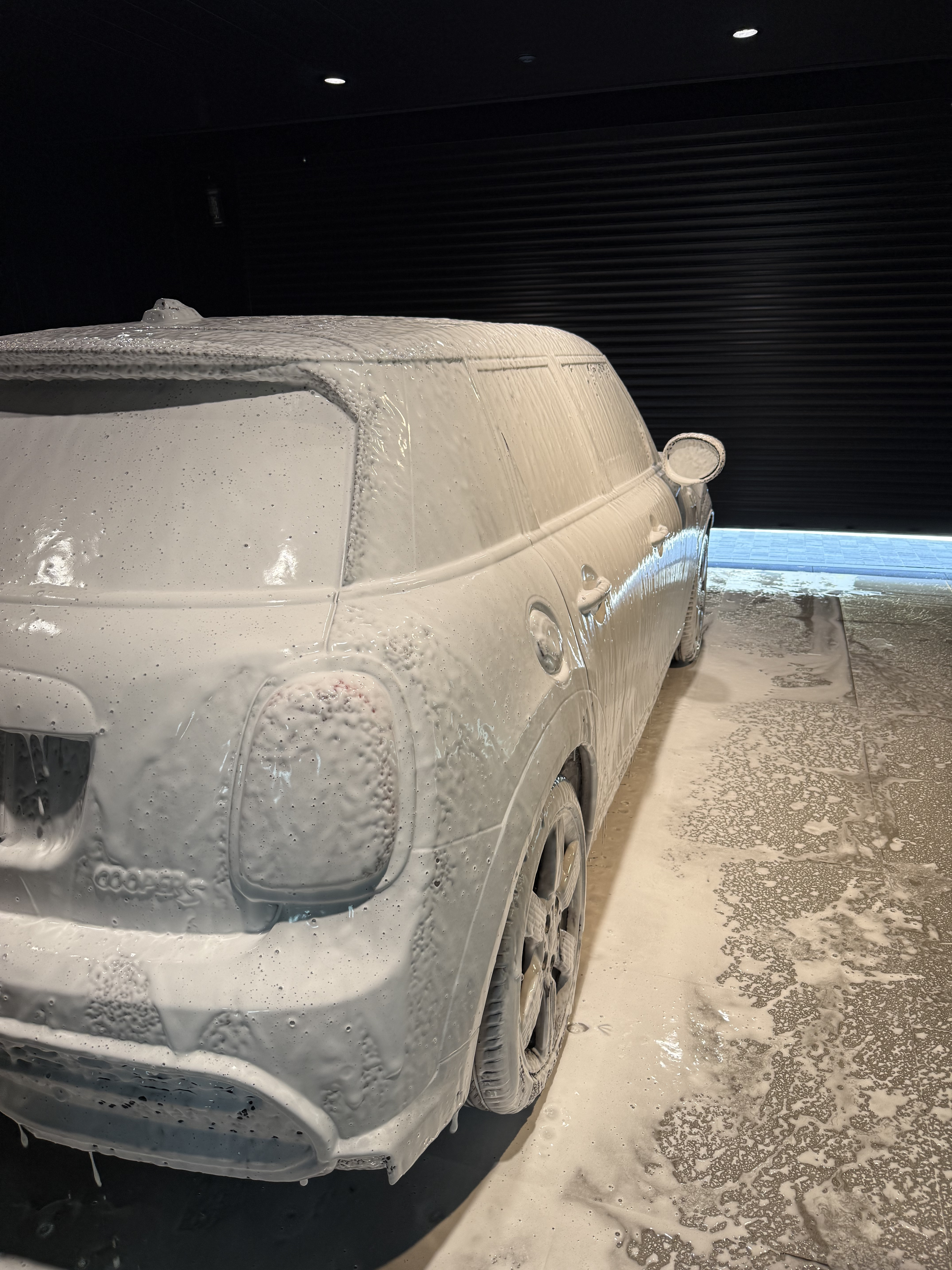 MINI COOPER S 5 DOOR スノーフォームで覆われたボディ