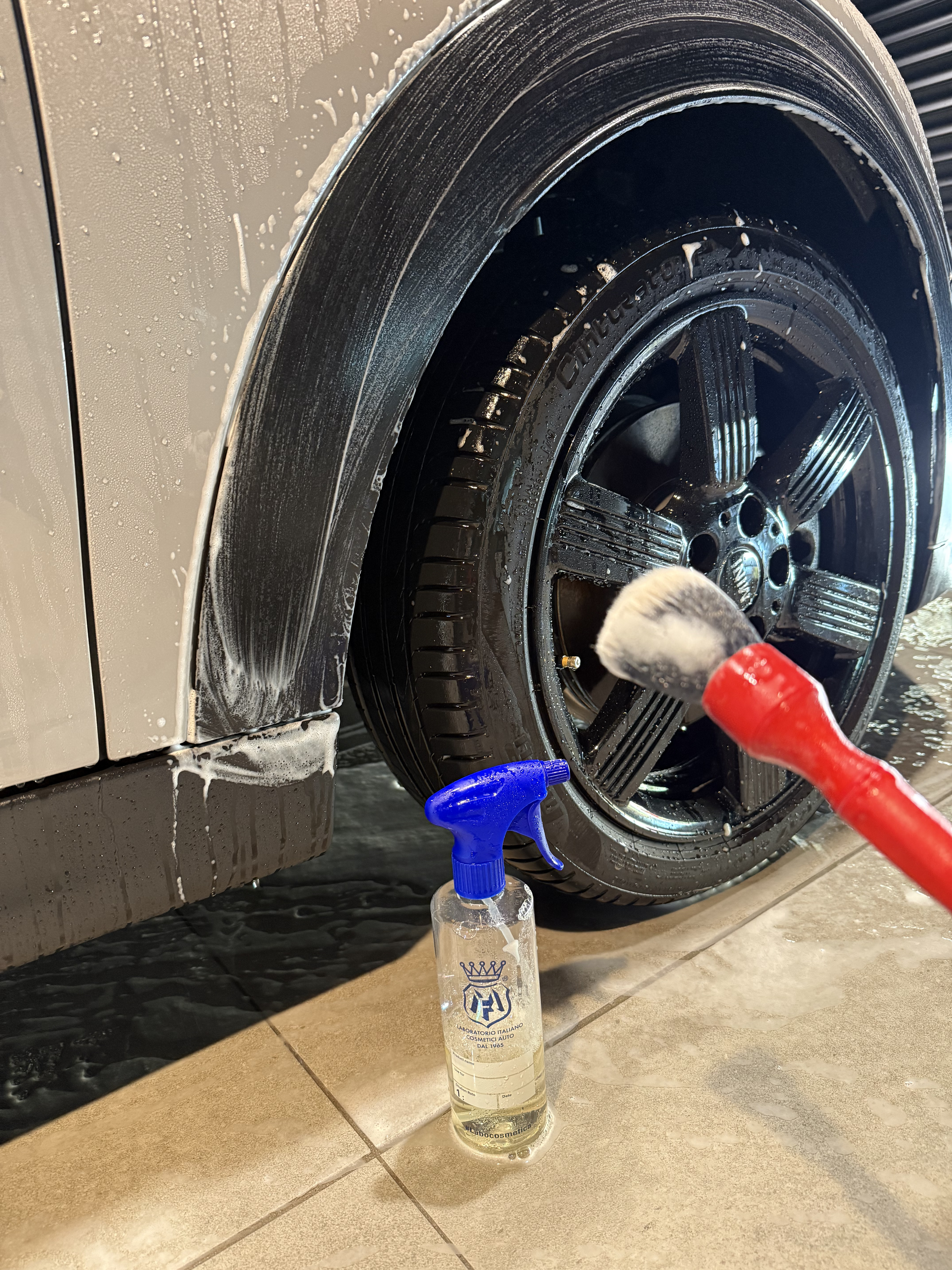 ディテールファクトリー Detail Factory TriGrip ブラシで樹脂パーツを洗浄