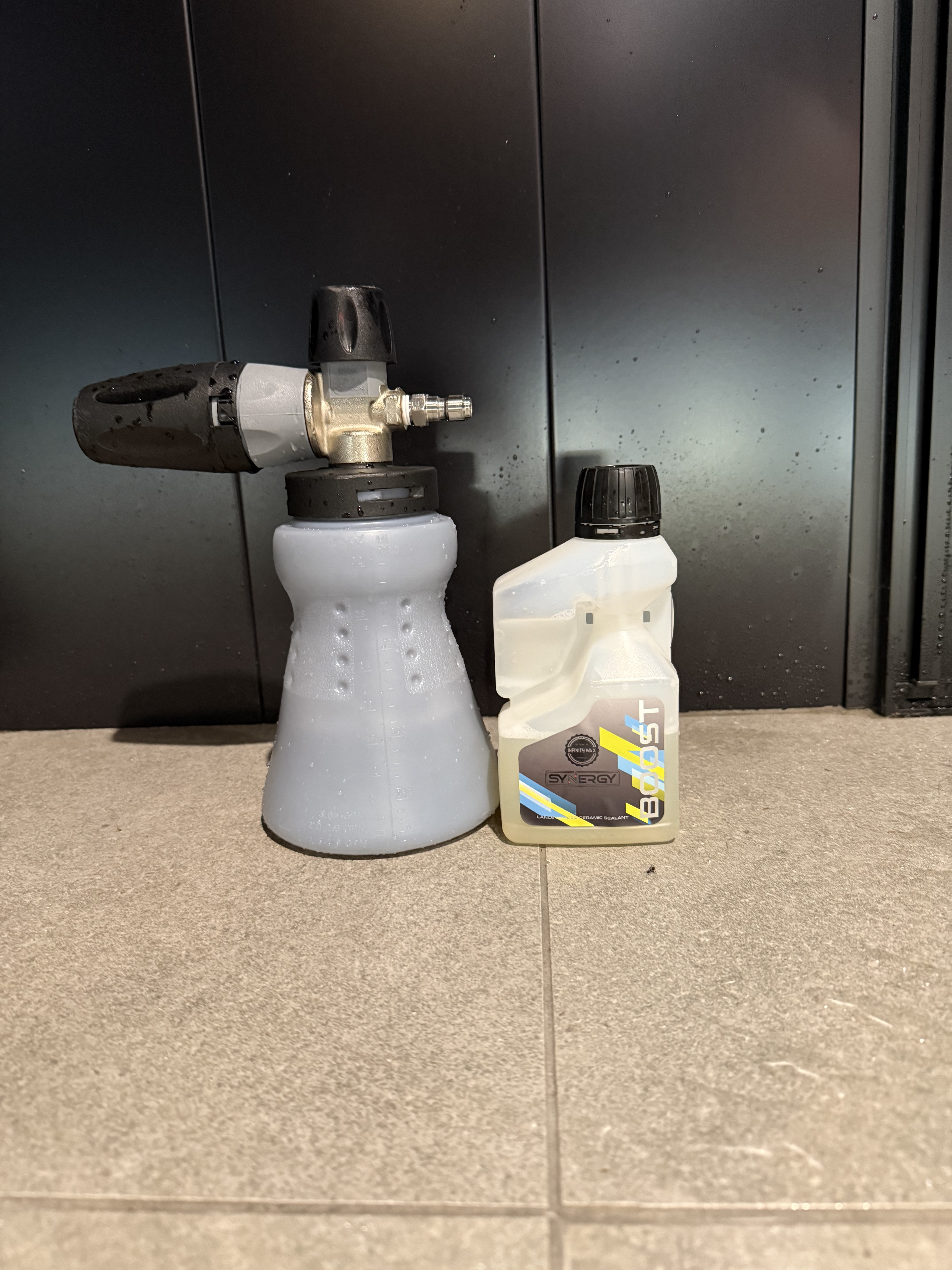 INFINITYWAX Synergy Boostをフォームキャノンで施工したMINI COOPER S 5 DOOR