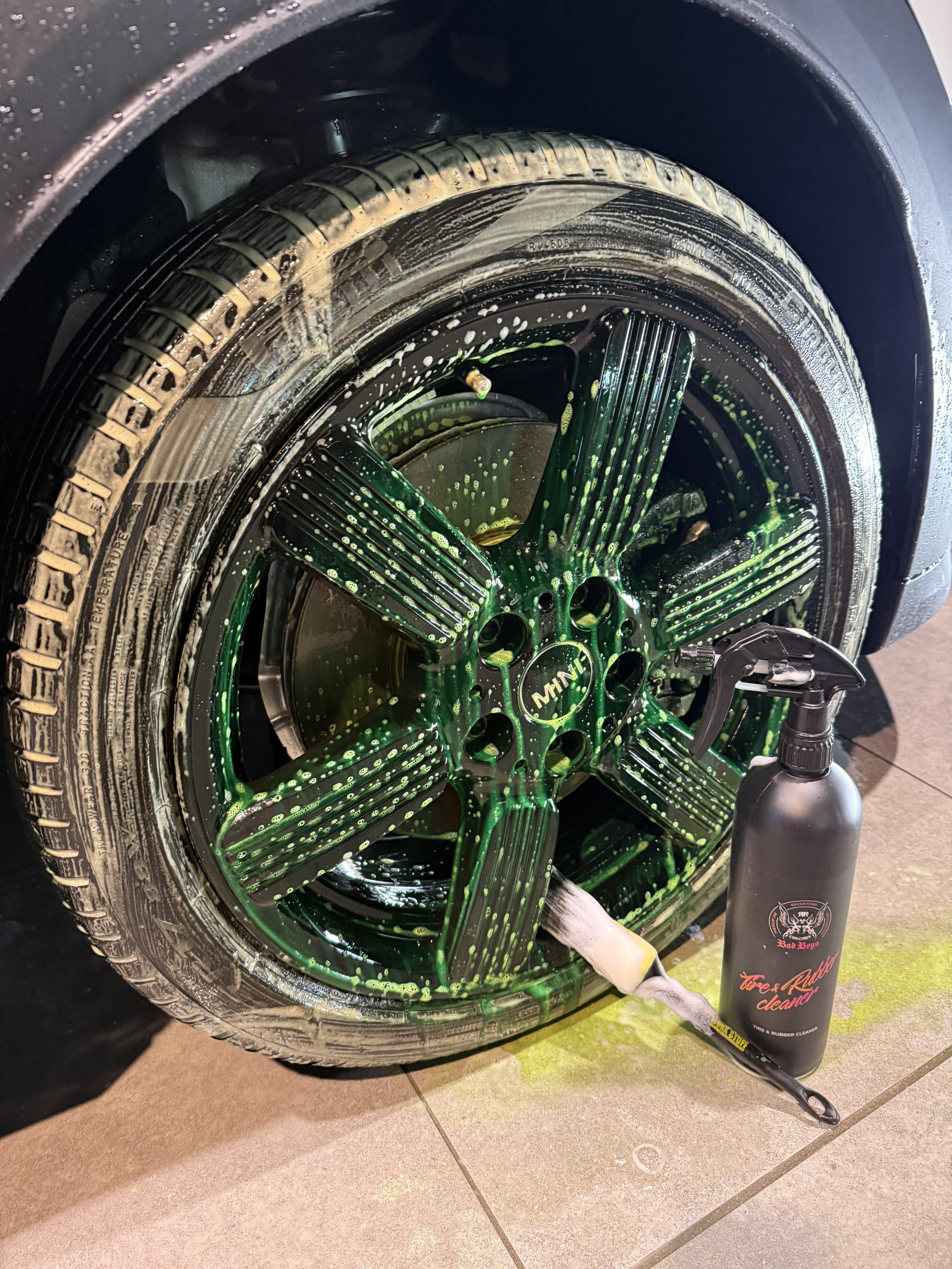 RRカスタムズ RRCustoms BadBoys Tire & Rubber Cleaner の泡が茶色く変わったタイヤ