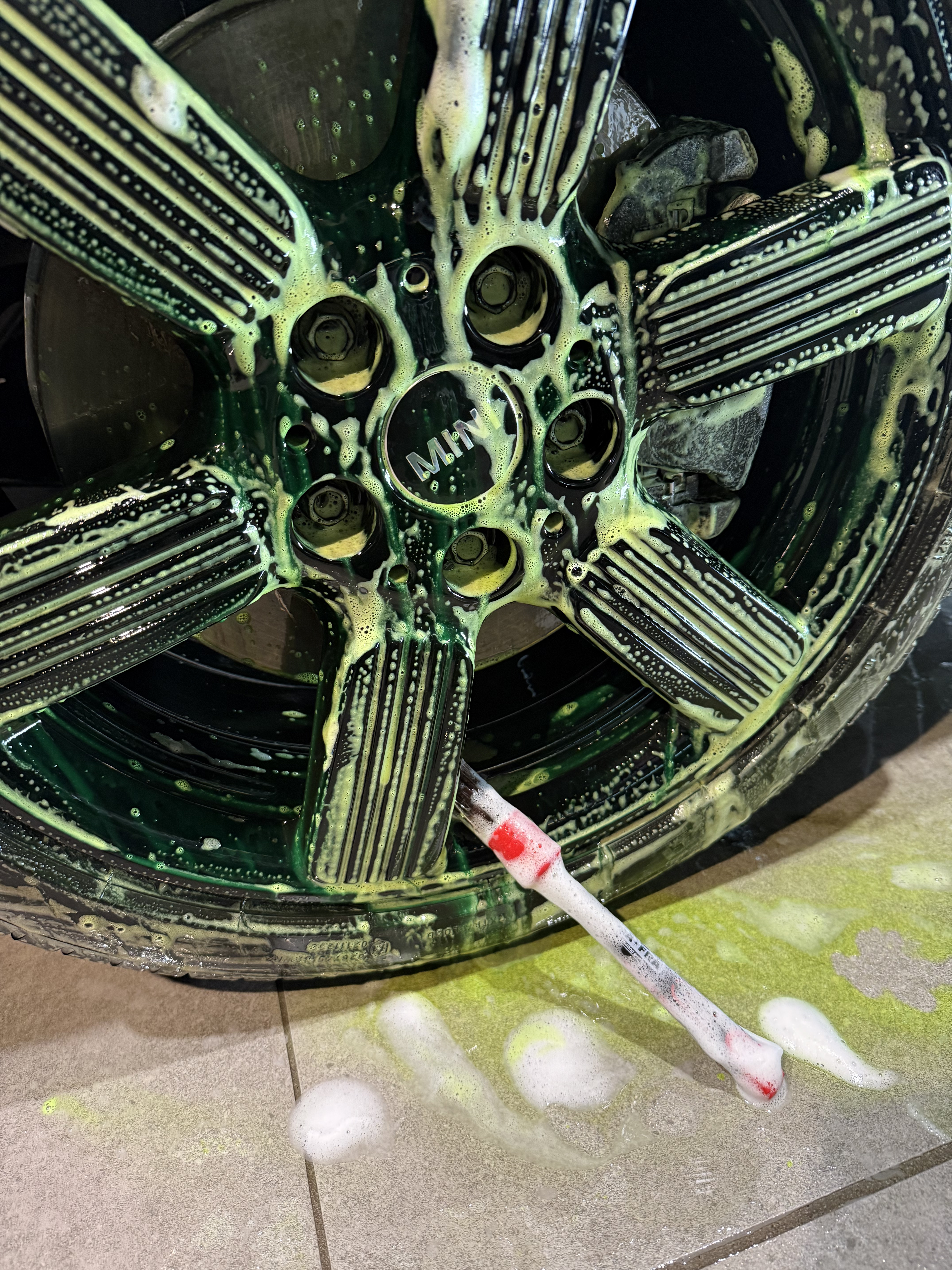 マフラ MA-FRA Detailing Brush Red 24mm でスポークを洗浄