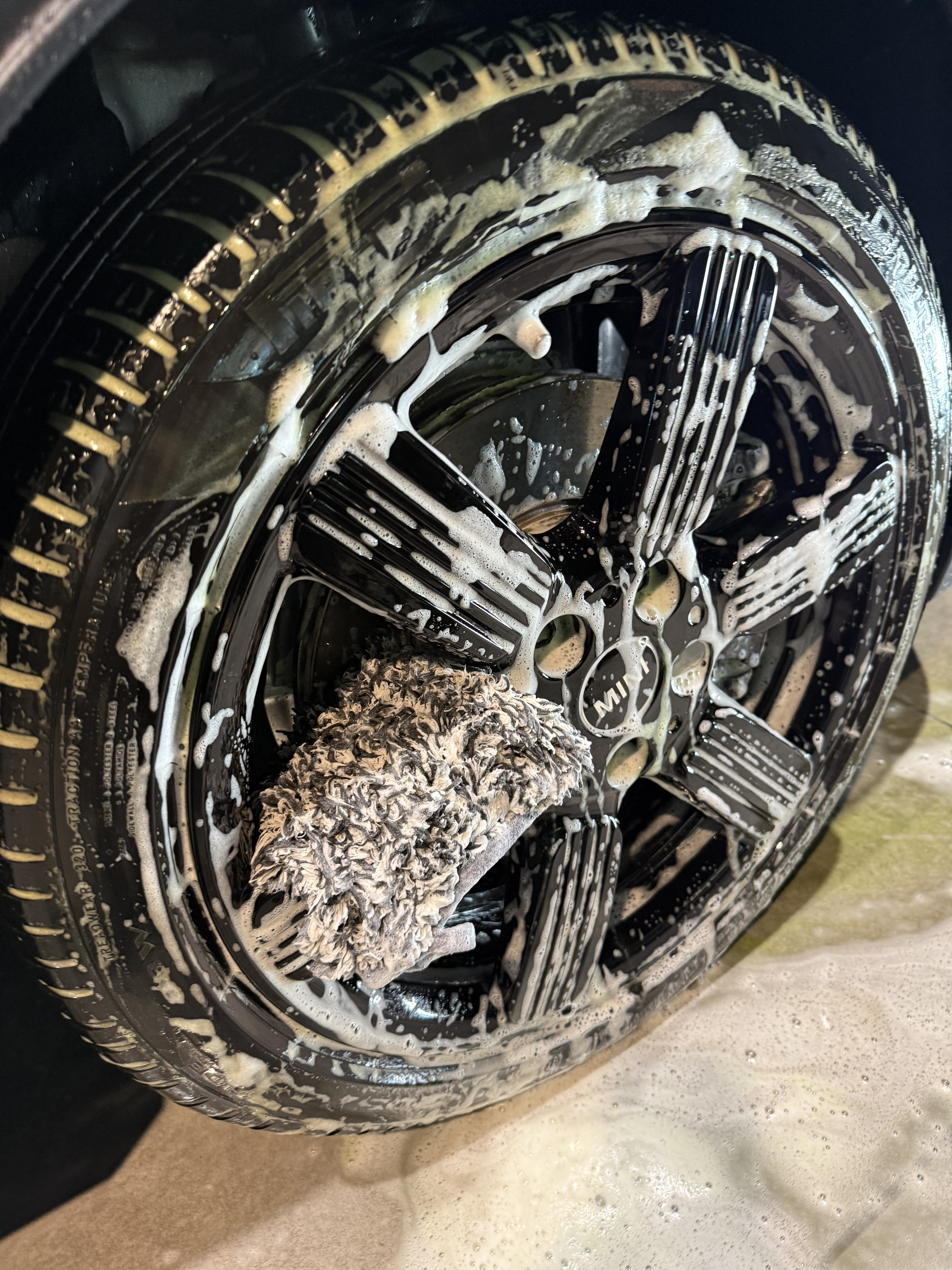 ワークスタッフ WORK STUFF HURRICANE WHEEL MITT でリム面を洗浄
