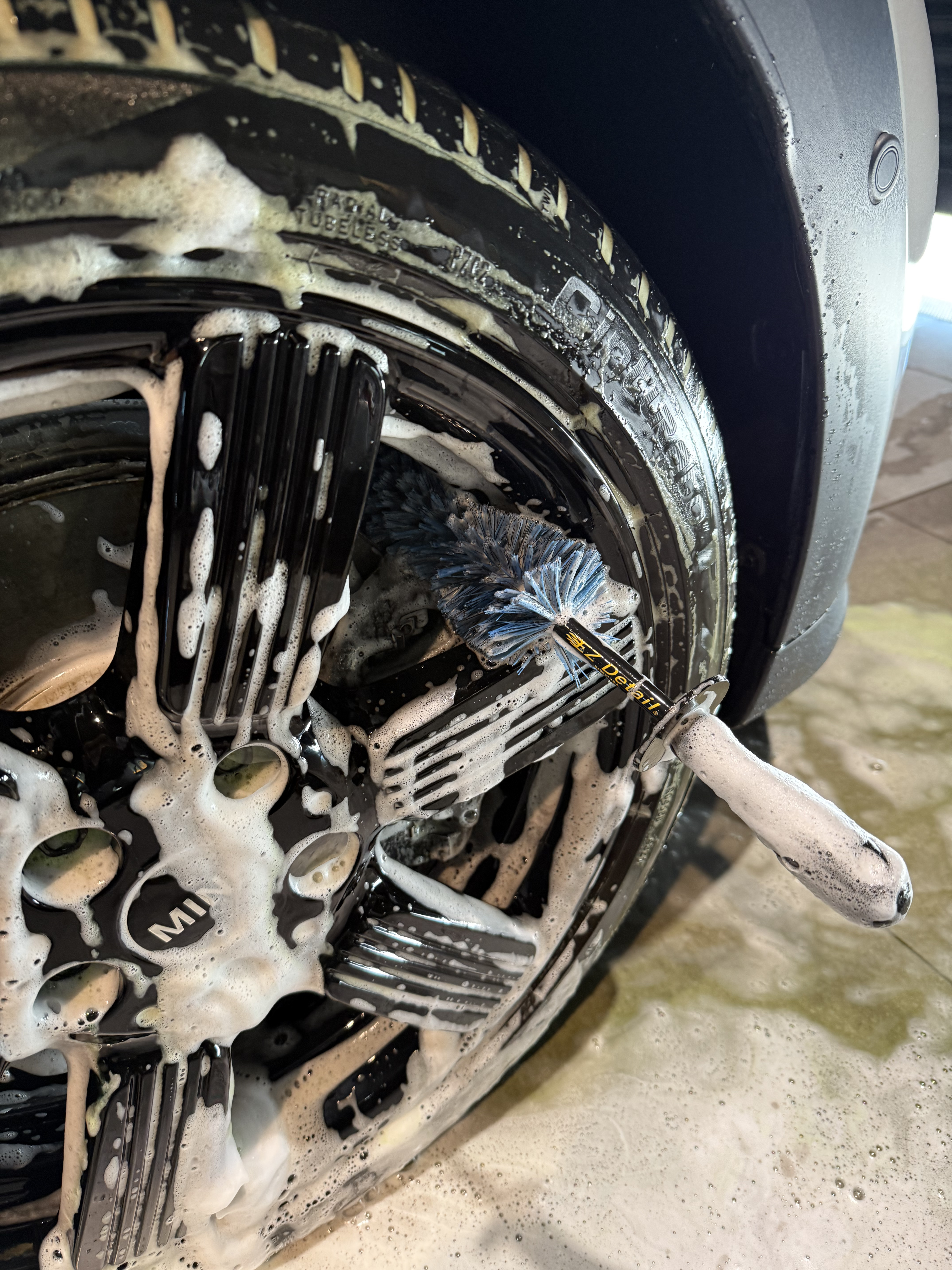 EZディテール EZ Detail Brush Mini でキャリパーとリムの隙間を洗浄