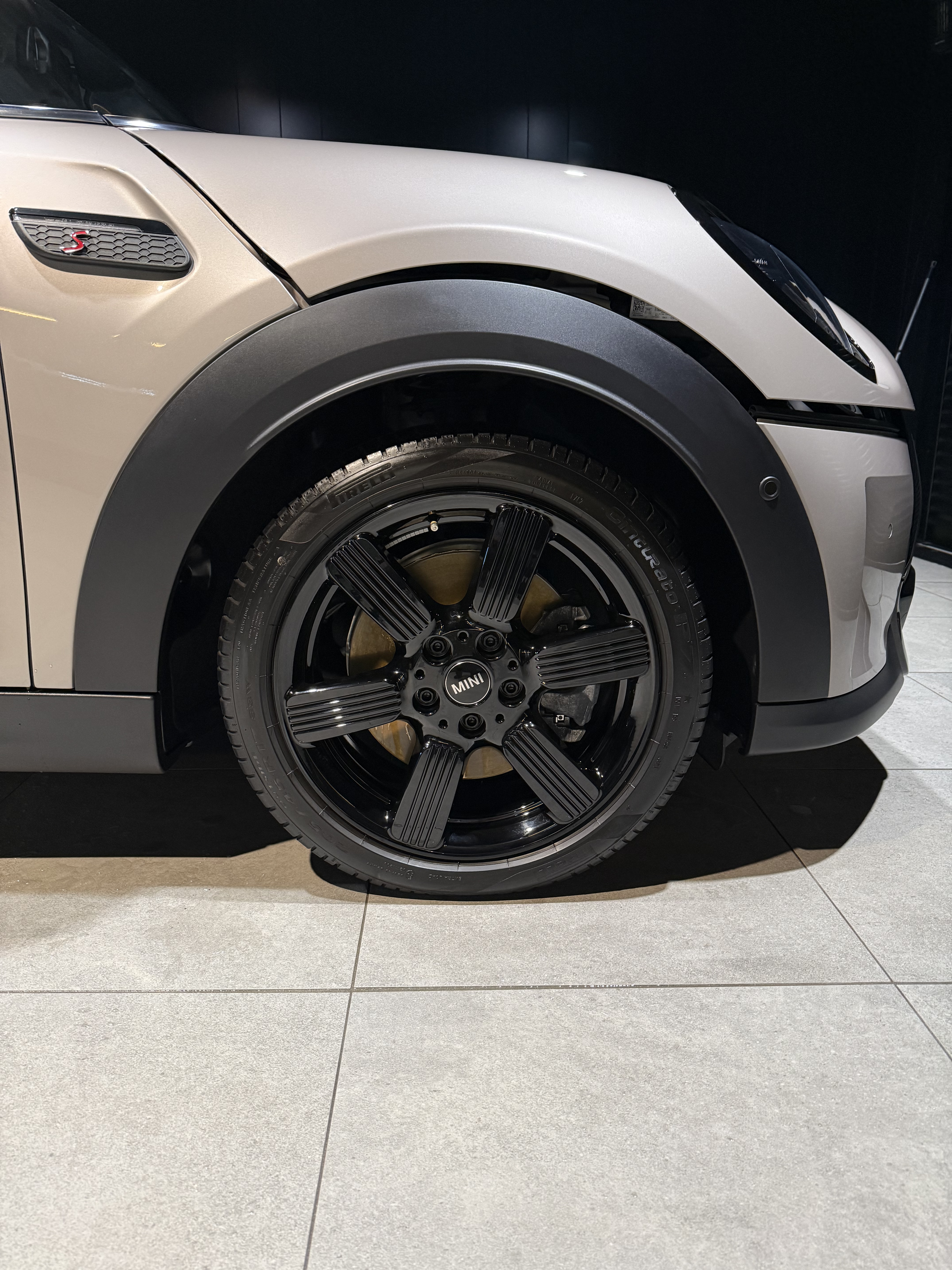 ブレーキダストが落ちた洗車後のホイールとタイヤ