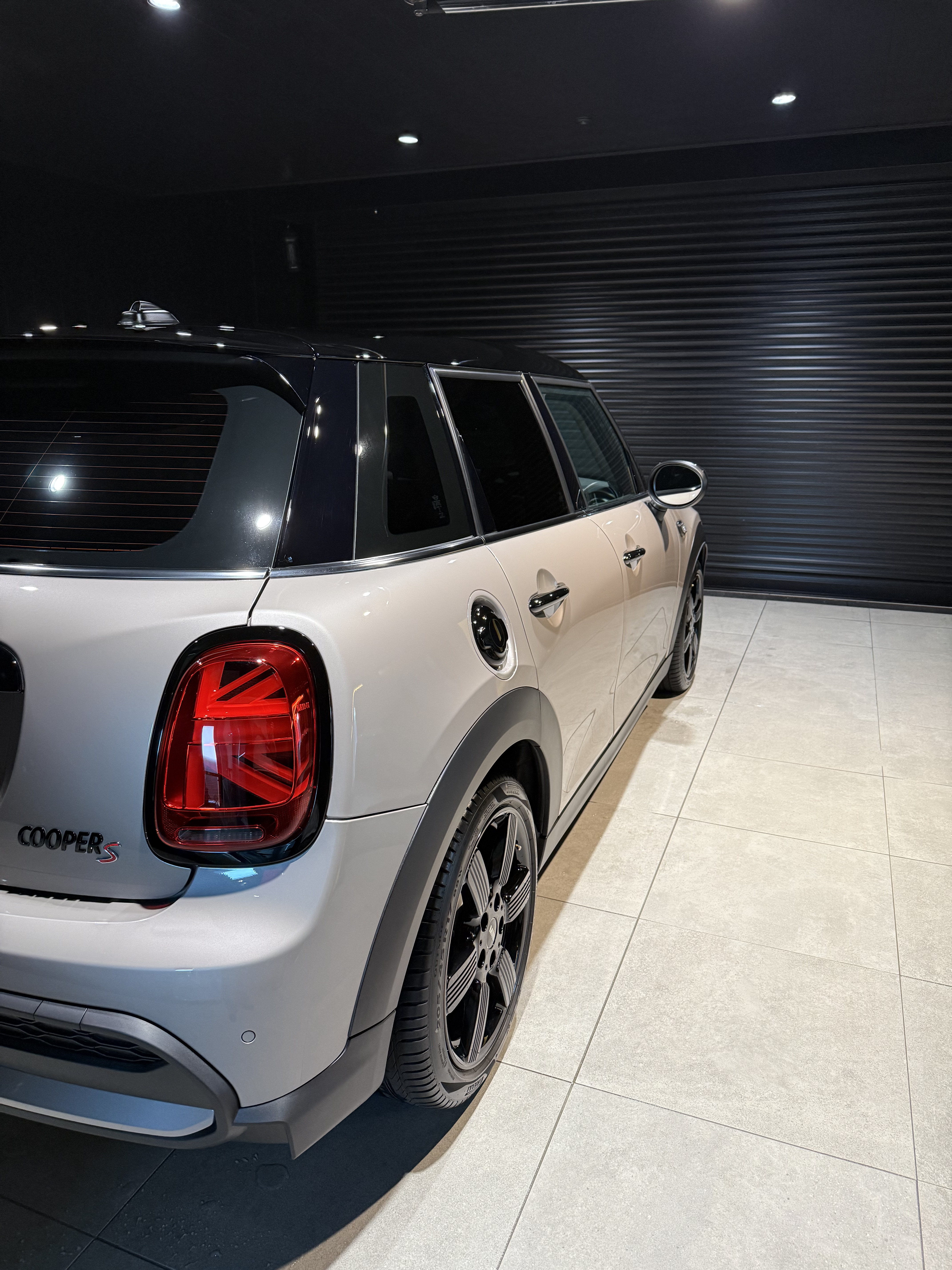 右後方から見た洗車後のMINI COOPER S 5 DOOR