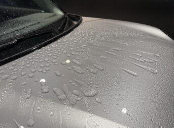 純水器で拭き上げなし洗車、ボディに水滴が残った状態