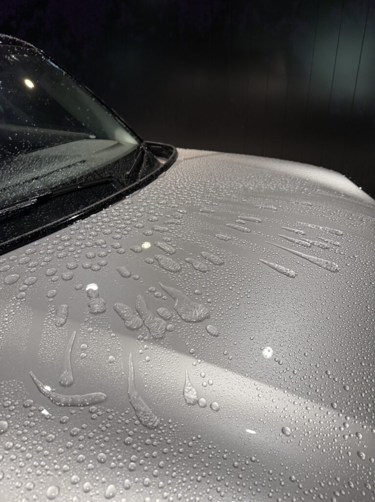 純水器で拭き上げなし洗車、ボディに水滴が残った状態