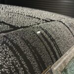洗車後の黒いボディに残る水滴、乾くと水シミ・ウォータースポットの原因に