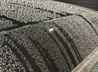 洗車後の黒いボディに残る水滴、乾くと水シミ・ウォータースポットの原因に