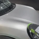 洗車ブロワーでMINIのボディに残った水滴を風で飛ばして乾かしている様子