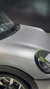 洗車ブロワーでMINIのボディに残った水滴を風で飛ばして乾かしている様子