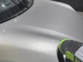 洗車ブロワーでMINIのボディに残った水滴を風で飛ばして乾かしている様子