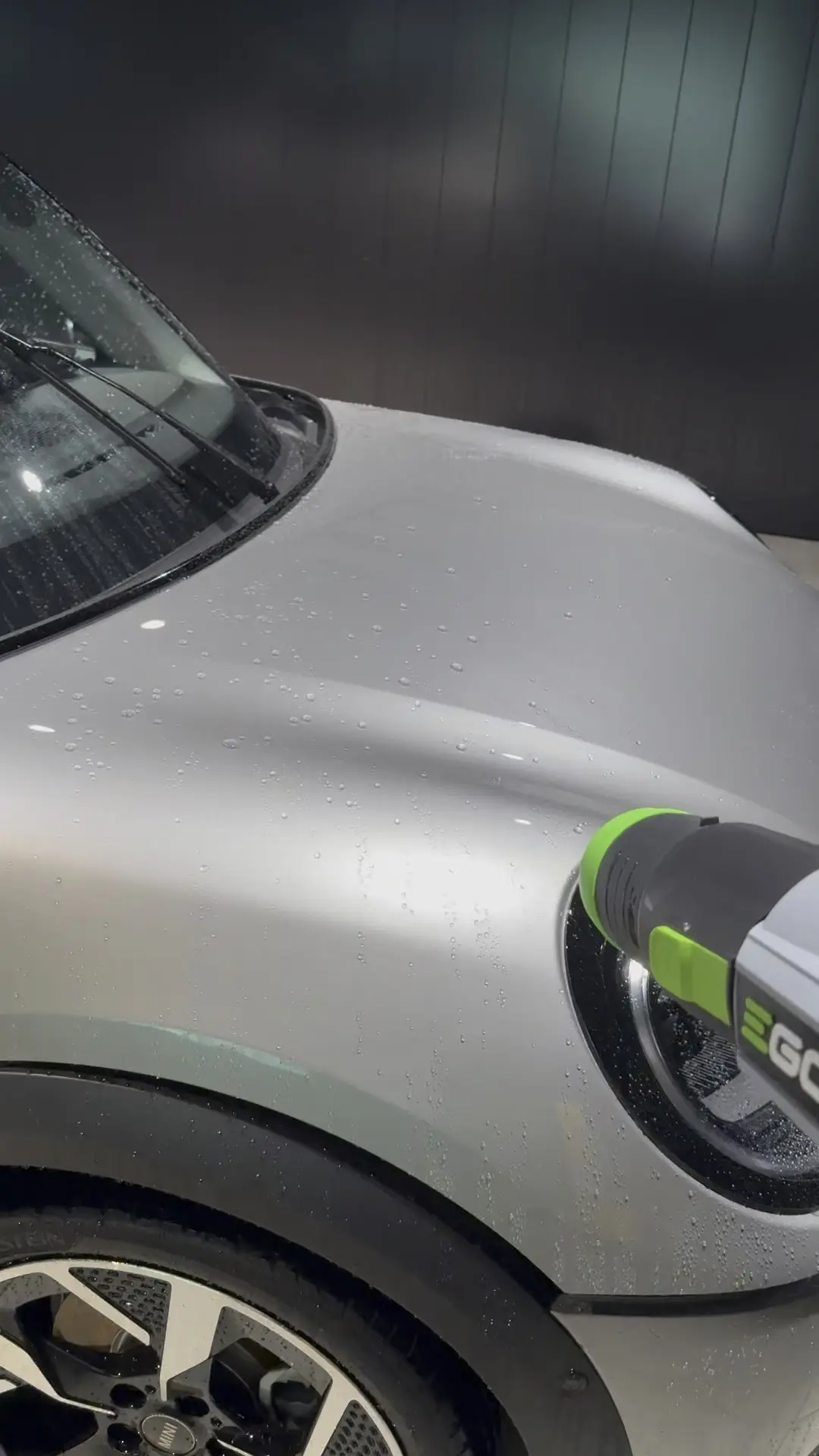 洗車ブロワーでMINIのボディに残った水滴を風で飛ばして乾かしている様子