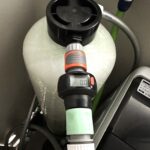 純水器の出口にワンタッチカプラで耐圧ホースを接続した状態（サンエイ化学 カートリッジ純水器）