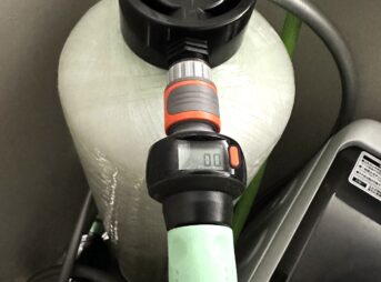 純水器の出口にワンタッチカプラで耐圧ホースを接続した状態（サンエイ化学 カートリッジ純水器）