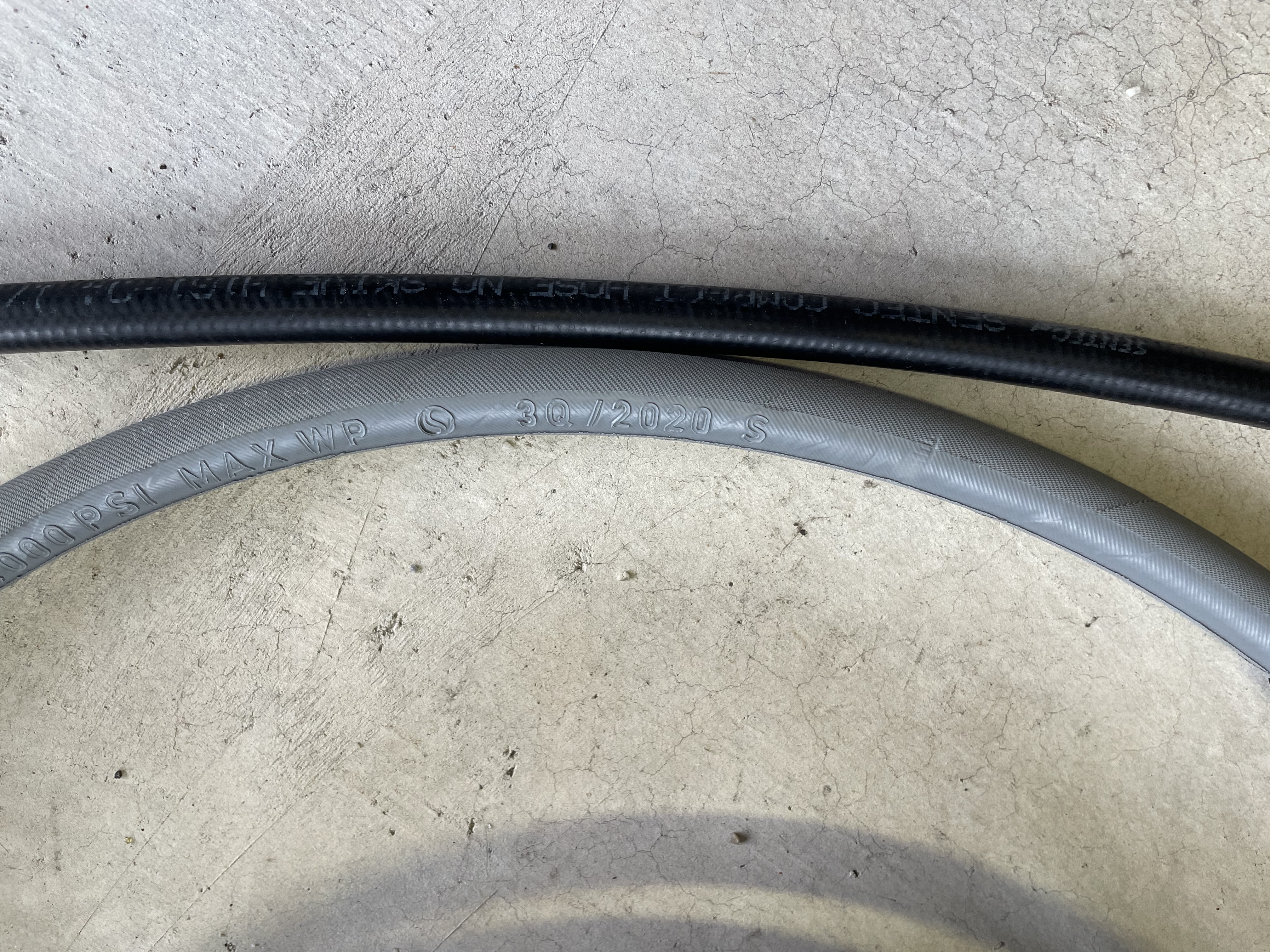 コブラジェット Kobrajet としなやか高圧ホースの太さの比較
